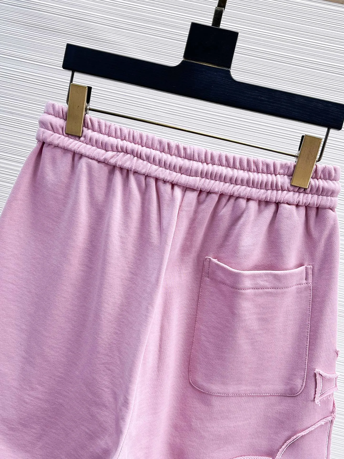 The Queen Mother's three-standard complete 2026 summer New Arrival men's casual shorts, advanced custom-made fabric Breathable fabric, Breathable elasticity and comfort, impeccable details, top-grade accessories, original logo design concept, delicate and soft feel! The upper body fit is awesome! Size: M-XXXL Please state your height and weight when ordering